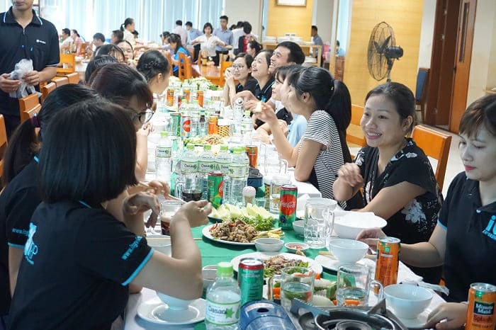 tiec mung itg lot top 50 doanh nghiep cntt hang dau viet nam 1 - Team ITG “quẩy tung trời” trong bữa tiệc mừng ITG 2 năm liên tiếp nằm trong top 50 DN CNTT hàng đầu Việt Nam