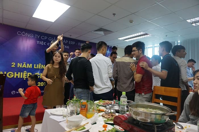 tiec mung itg lot top 50 doanh nghiep cntt hang dau viet nam 10 - Team ITG “quẩy tung trời” trong bữa tiệc mừng ITG 2 năm liên tiếp nằm trong top 50 DN CNTT hàng đầu Việt Nam