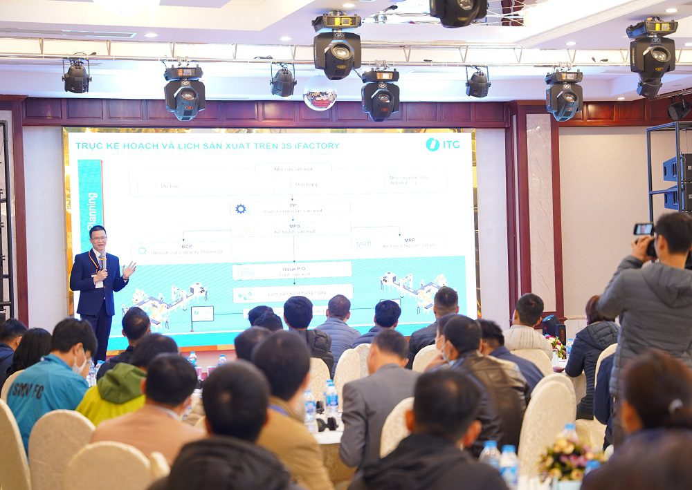 Ông Nguyễn Văn Hiệp – Giám đốc giải pháp ITG trình bày tại sự kiện nhà máy thông minh.