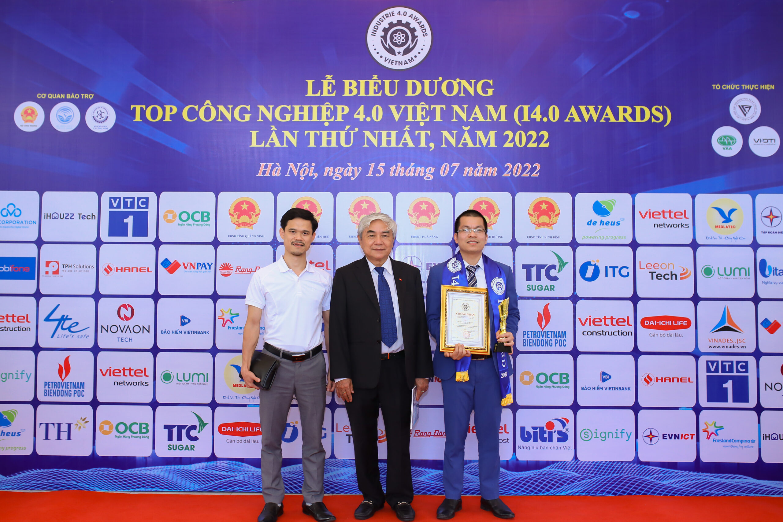 Đại diện ITG Technology chụp ảnh lưu niệm với TS. Nguyễn Quân - Nguyên bộ trưởng Bộ KH&CN