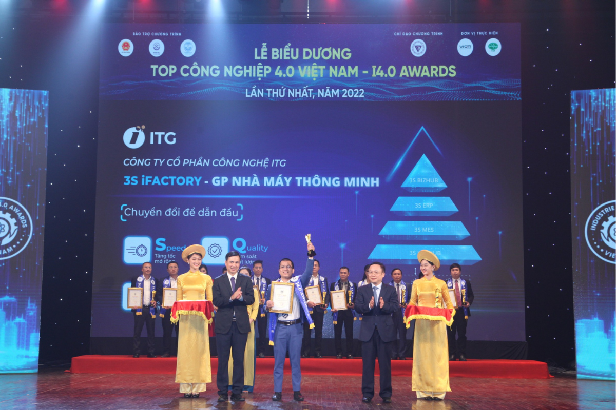 Ông Đinh Thế Hùng – Giám đốc dự án - ITG Technology nhận Cup và Bằng khen tại hạng mục giải thưởng Top doanh nghiệp có sản phẩm số thông minh và giải pháp công nghệ 4.0 - 3S iFACTORY tại Lễ trao giải i4.0 Award 2022