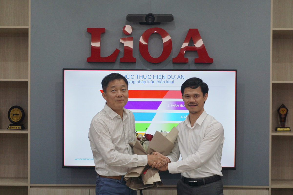 Ông Nguyễn Chí Linh và ông Nguyễn Xuân Hách cùng trao nhau cái bắt tay thể hiện quyết tâm triển khai thành công dự án