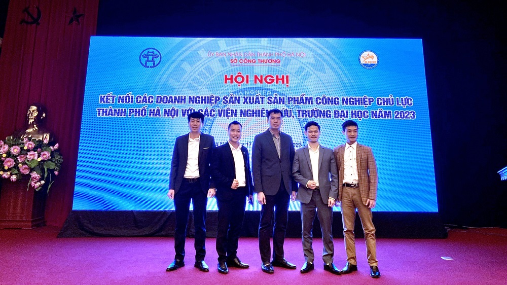 Ông Nguyễn Xuân Hách chụp ảnh lưu niệm cùng đại diện Ban tổ chức và Sở Công thương Thành phố Hà Nội