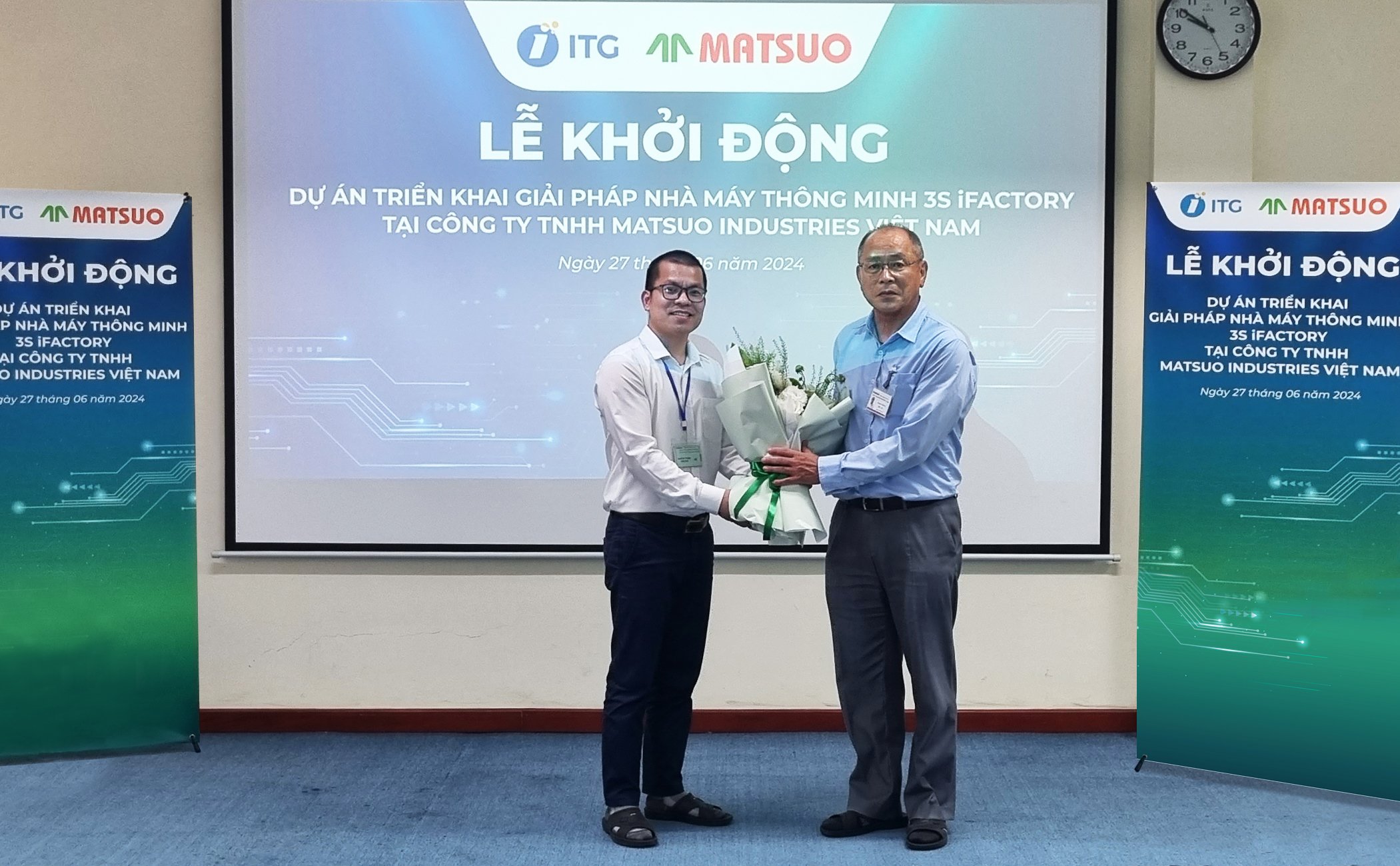 Ông Đinh Thế Hùng - Giám đốc dự án ITG - tặng hoa đáp lại sự tin tưởng của MIV và thể hiện sự quyết tâm triển khai dự án thành công
