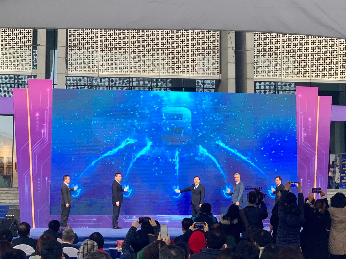 Lãnh đạo Bộ KH&CN, UBND TP Hà Nội và đại diện Ban tổ chức thực hiện nghi thức khai mạc triển lãm "Chuyển đổi số và Đổi mới sáng tạo Hà Nội năm 2022".