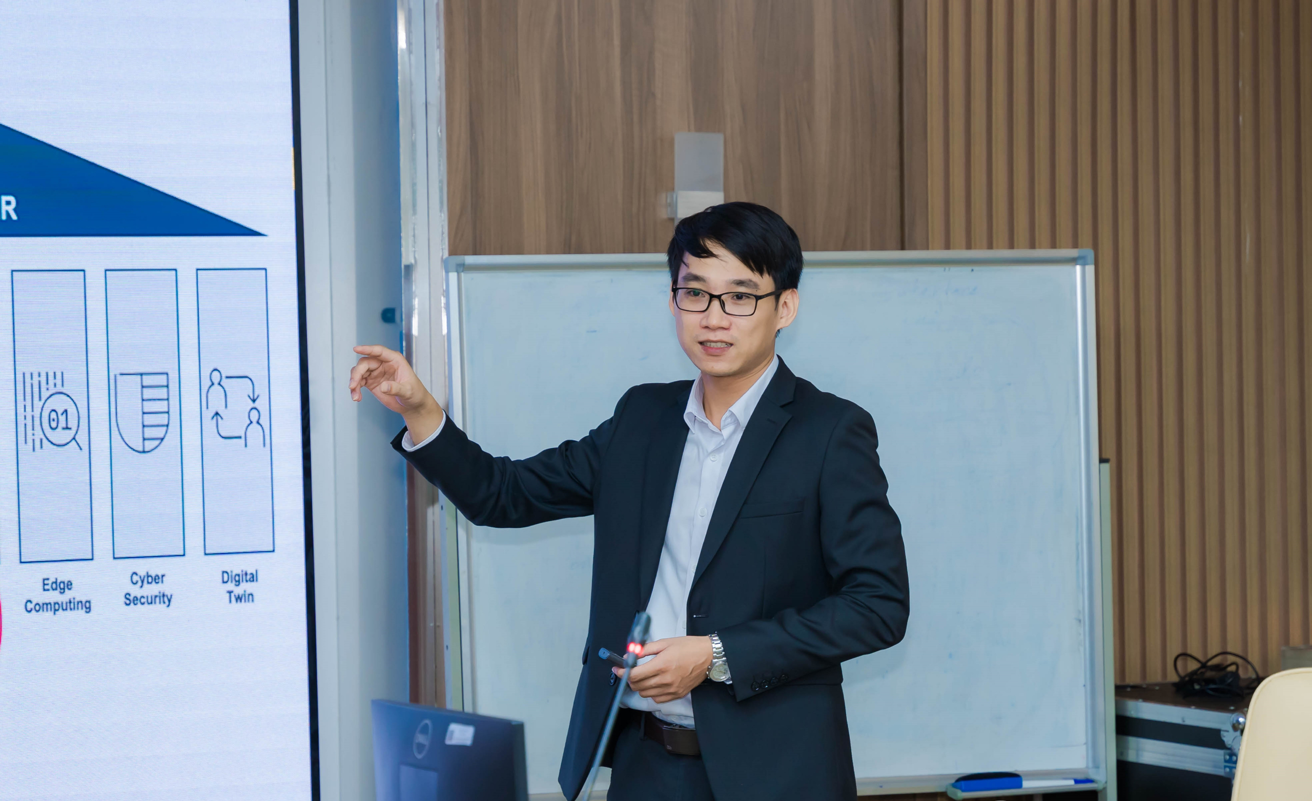 Chuyên gia Nguyễn Văn Quyền - Trưởng nhóm Giải pháp - Trung tâm Tư vấn Chuyển đổi số ITG Dx chia sẻ những kinh nghiệm thực tiễn, bài toán và cơ hội khi triển khai AI vào sản xuất