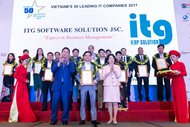 Ong Nguyen Xuan Hach Giam doc Dieu hanh ITG len nhan Giay chung nhan