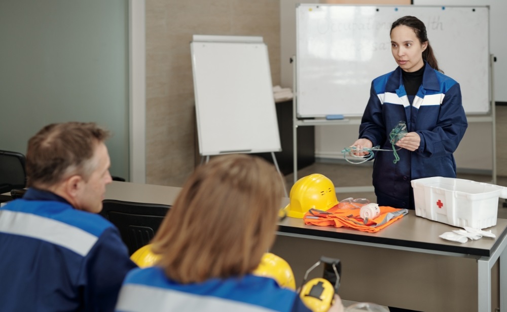 Biện pháp đào tạo và tuyên truyền đảm bảo an toàn lao động trong sản xuất 