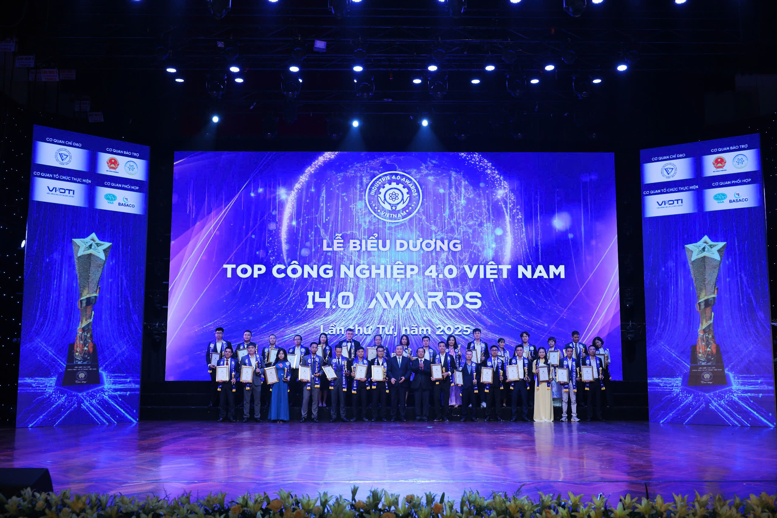 Buổi lễ biểu dương Top Công nghiệp 4.0 Việt Nam 2025 diễn ra vào ngày 22/6, tại Nhà hát Quân đội (Hà Nội)