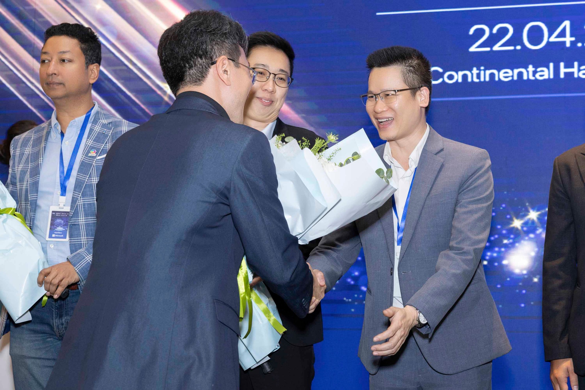 Ông Nguyễn Văn Hiệp - Giám đốc kinh doanh của ITG Technology nhận hoa kỷ niệm từ Intel