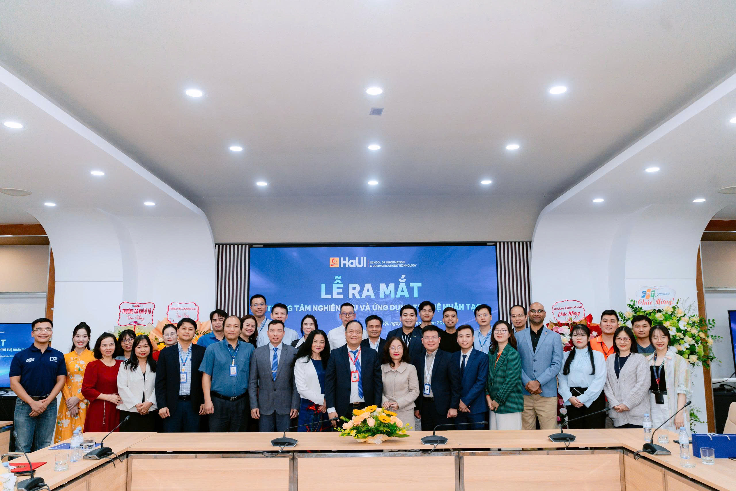 Lễ ra mắt Trung tâm Nghiên cứu và Ứng dụng Trí tuệ nhân tạo (AI) thuộc Trường Công nghệ Thông tin và Truyền thông, khẳng định tầm nhìn chiến lược của HaUI trong đẩy mạnh nghiên cứu và ứng dụng công nghệ AI.