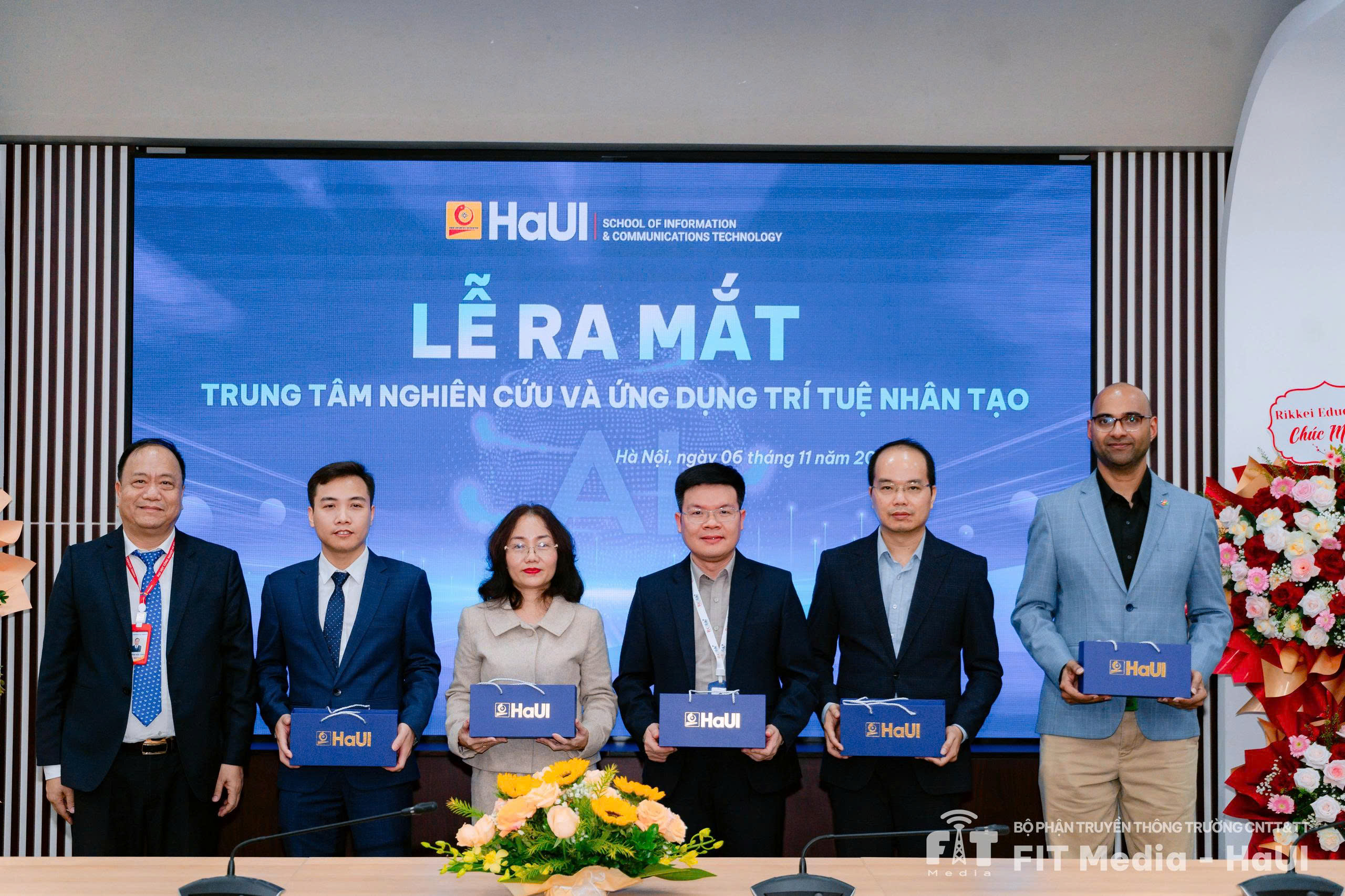 Nguyễn Văn Thiện - Phó Hiệu trưởng HaUI và năm đối tác chiến lược, trong đó có Công ty Cổ phần Công nghệ ITG (vị trí thứ hai từ trái sang)