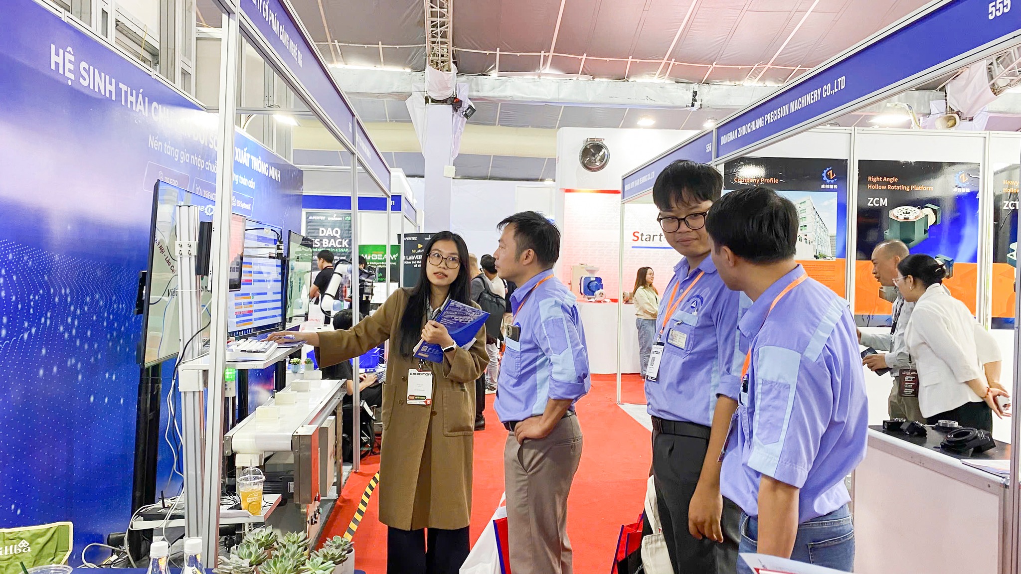 Gian hàng 565 thu hút đông đảo khách thăm quan và trải nghiệm các giải pháp, công nghệ tự động hóa phục vụ nhà máy thông minh.