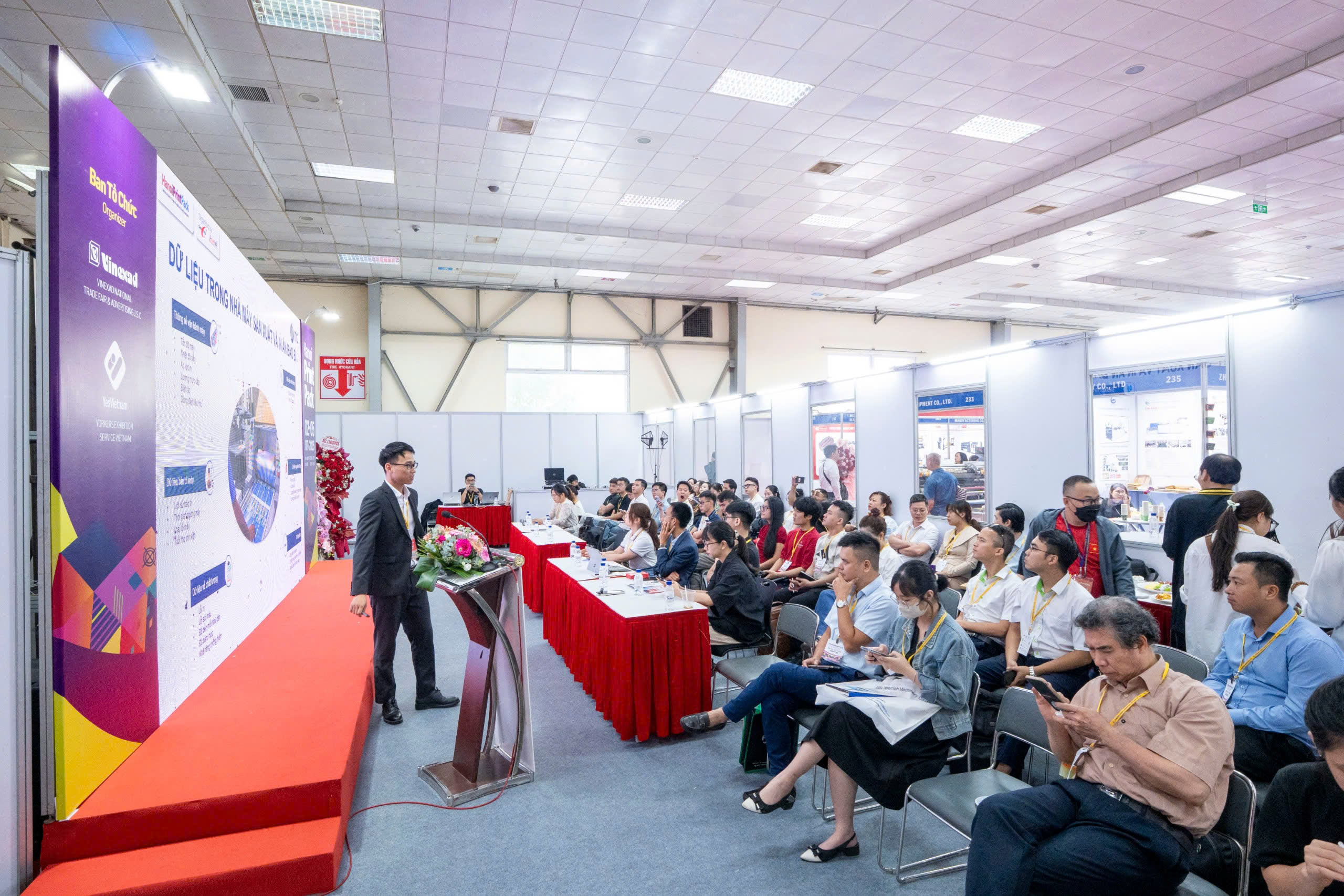 Phần trình bài của Mr. Quyền thu hút đông đảo khách tham gia triển lãm theo dõi