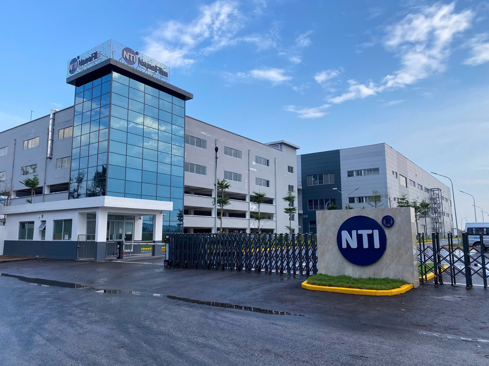 Nhà máy mới của NanoFab Việt Nam có diện tích tổng là 43.765 m², với khu vực sản xuất chính rộng 12.000 m² và khu vực phòng sạch rộng 4.400 m²