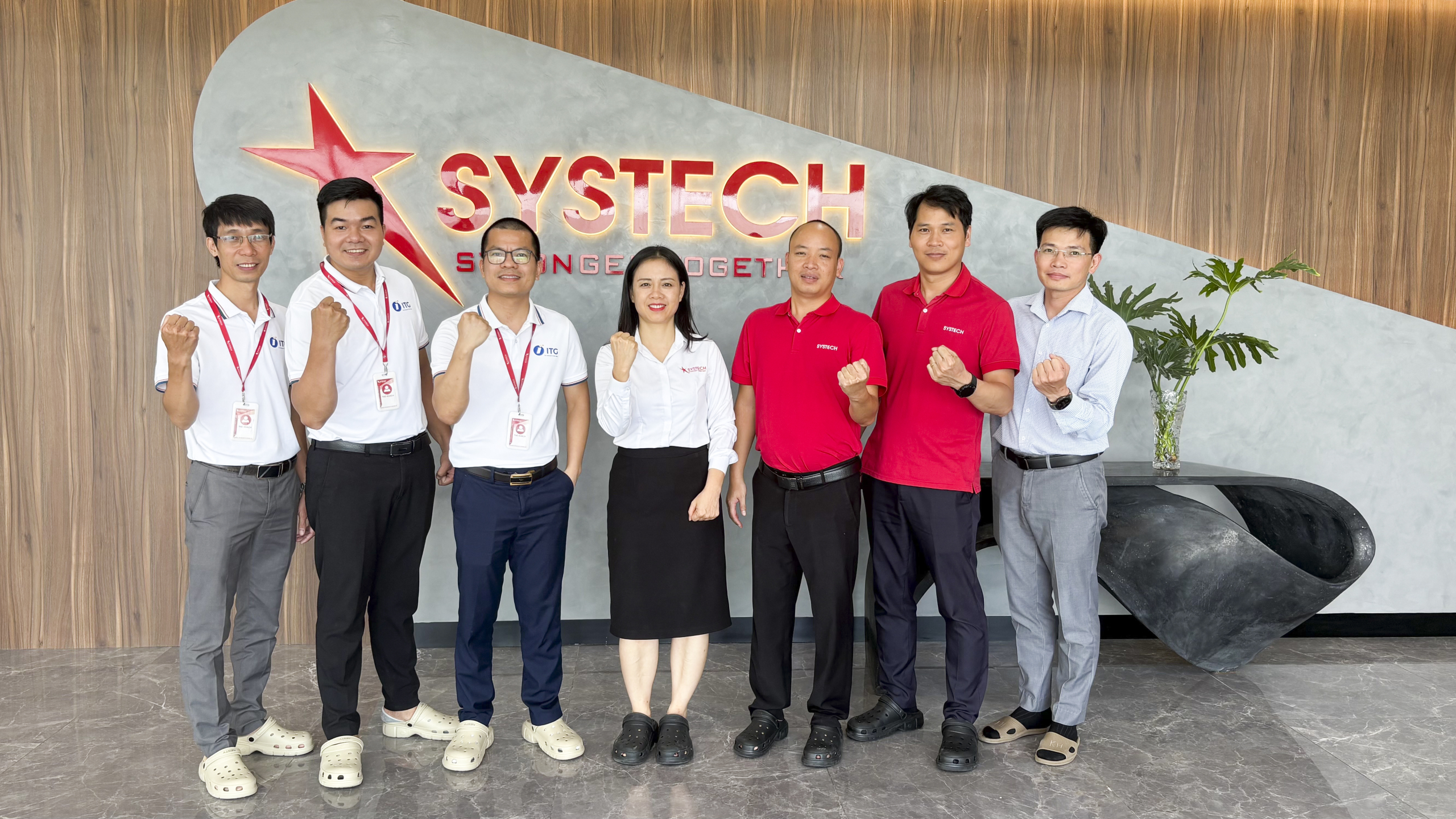 Đại diện ITG Technology cùng Systech chụp ảnh kỷ niệm trong buổi lễ nghiệm thu