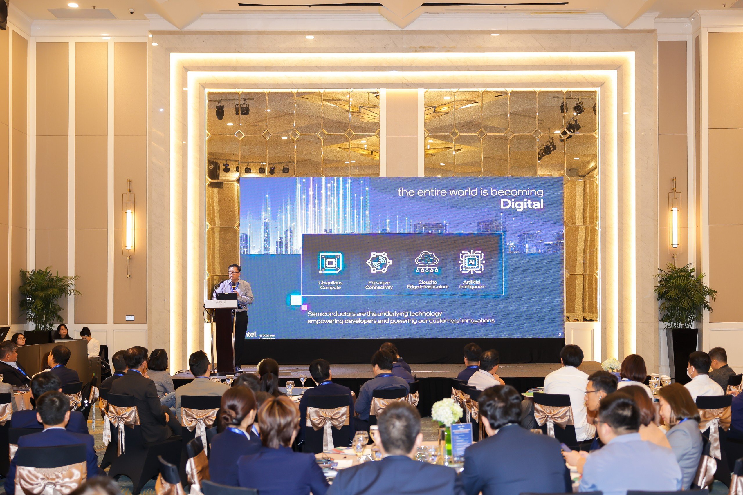 Ông Reggie Castillo - Chuyên gia cấp cao từ Intel Corporation giới thiệu về giải pháp Intel Edge Insight (EII) ứng dụng AI tại hội thảo