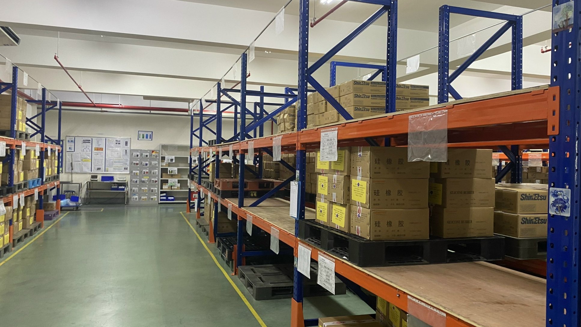 Một phần không gian trong kho hàng của Ishigaki 