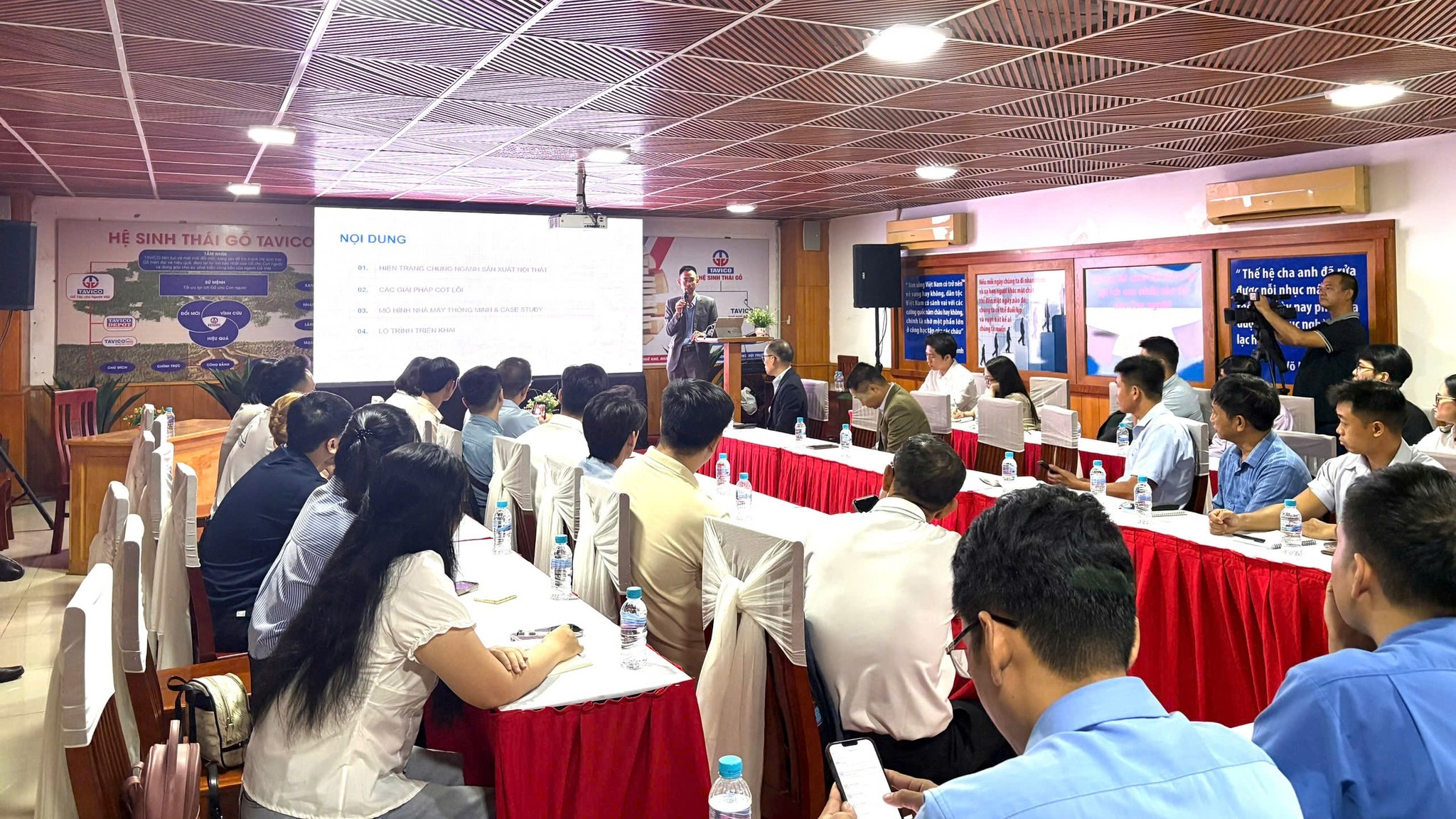  Chuyên gia Nguyễn Thành Luân - Giám đốc Trung tâm Tư vấn chuyển đổi số ITG Dx trình bày tại hội thảo 