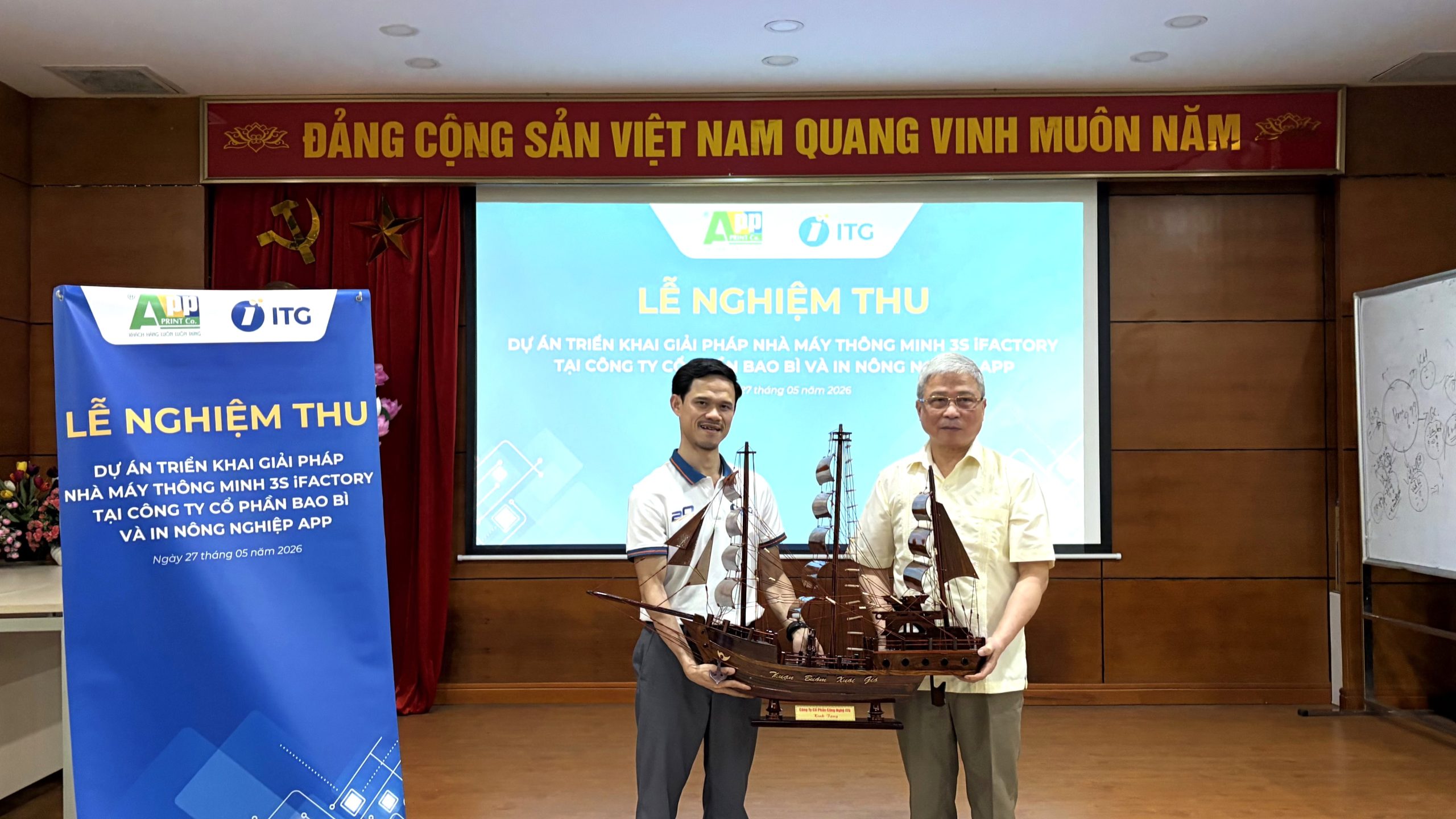 Nghiệm thu hệ thống nhà máy thông minh 3S iFACTORY tại APP – Top 5 DN Bao bì lớn nhất Việt Nam 5 Ông Nguyễn Xuân Hách - Giám đốc điều hành ITG Technology (bên trái) cùng ông Nguyễn Thành Nam – Chủ tịch Hội đồng quản trị APP (bên phải) trao quà kỷ niệm chúc mừng nghiệm thu dự án