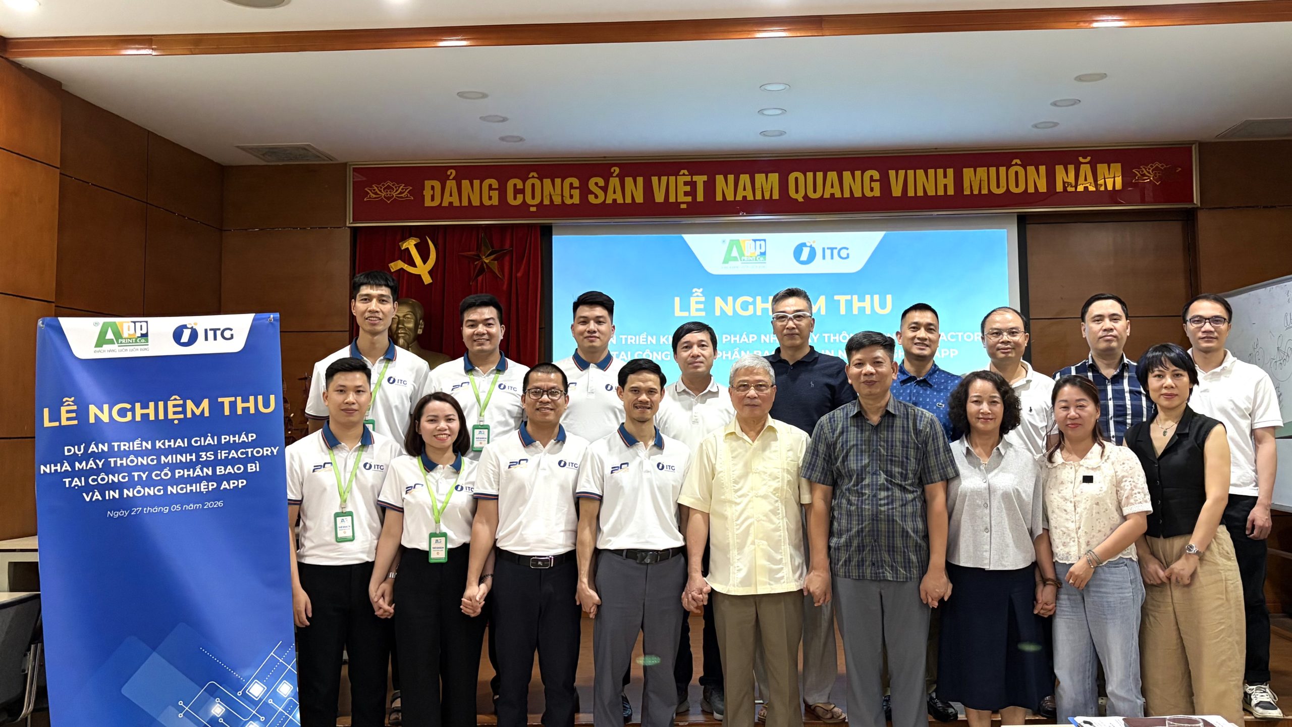 Nghiệm thu hệ thống nhà máy thông minh 3S iFACTORY tại APP – Top 5 DN Bao bì lớn nhất Việt Nam 2 Đại diện APP và ITG chụp ảnh kỷ niệm tại buổi lễ nghiệm thu dự án