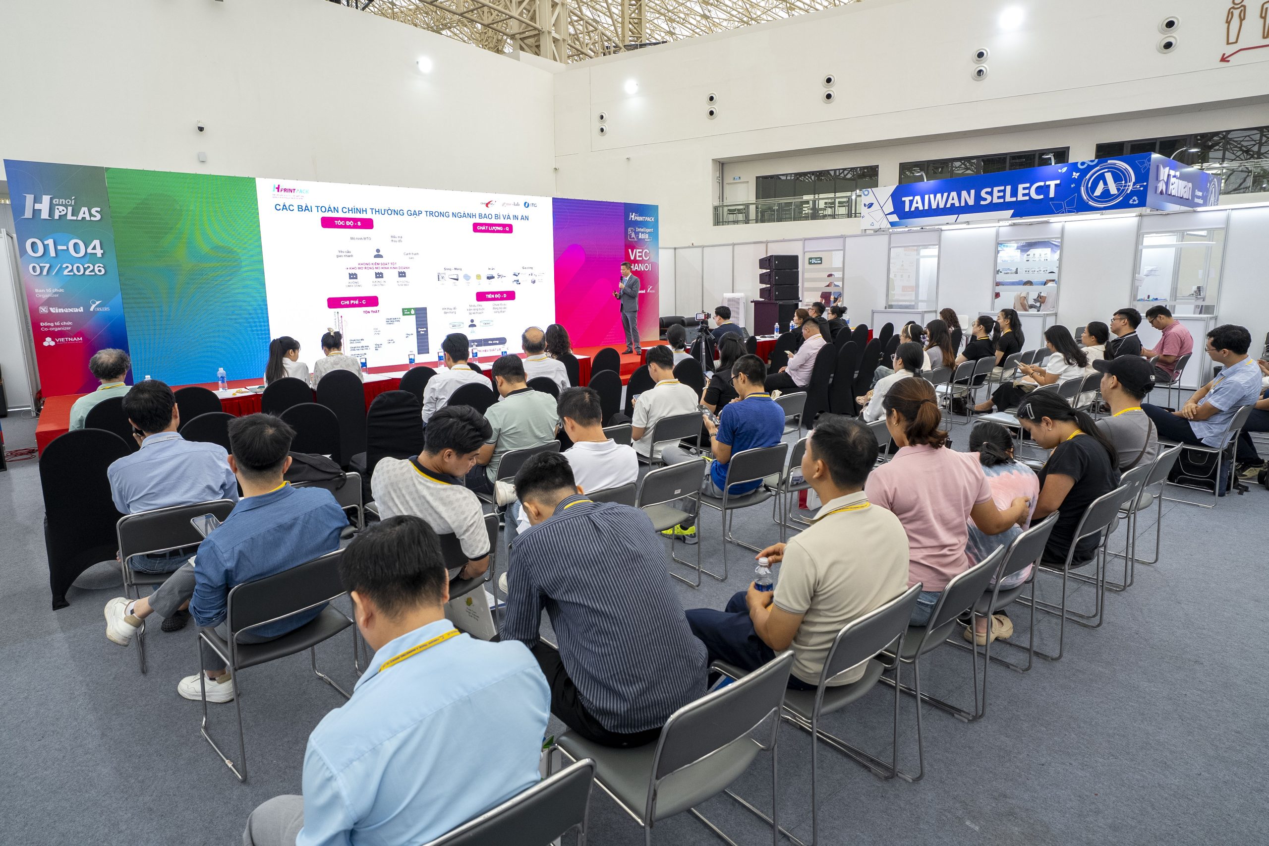 ITG đồng hành cùng doanh nghiệp bao bì giải bài toán tối ưu chi phí tại Hanoi PrintPack 2026 nhờ tự động hóa và thực thi sản xuất 3 Ông Nguyễn Văn Hiệp - Giám đốc kinh doanh ITG phân tích bộ chỉ số SQCD